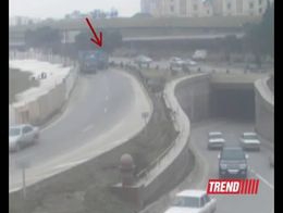 Мусоровоз упал с моста