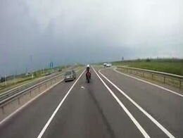 Метнул в мотоциклиста бутылку