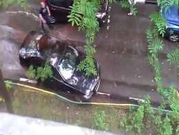 Пьяная баба крушит все во дворе