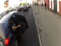Завалил байкера дверью