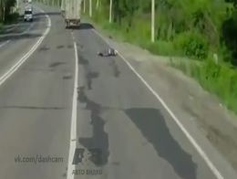 Бросилась под фуру