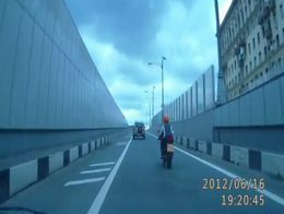 Девушка-мотоциклист убралась в отбойник