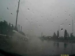 BMW повисла на разделительной