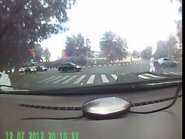 Машина налетела на люк