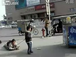 Парнишка выгуливает парализованную маму в Китае