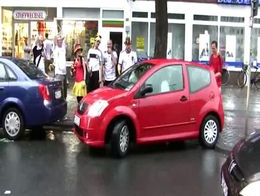 Немецкие фанаты помогают девушке припарковаться