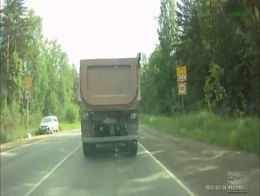 Очередной водитель решил разобраться с помощью бейсбольной биты