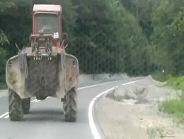 В Польше пъяный тракторист уснул за рулем