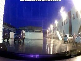 Девушка забыла поставить авто на ручник