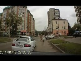 Необычный маневр женщины-пешехода