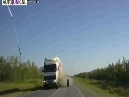 Лобовая авария с колесом от фуры