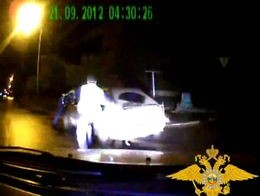 Покатал инспектора на капоте