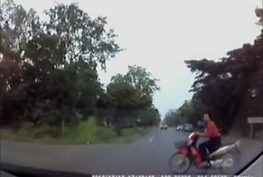 Столкновение автомобиля и женщины на мопеде