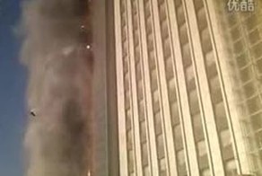 Две высотки охватило огнем