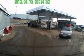 Женщина на заправке