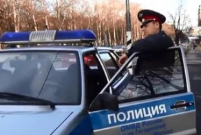 Полицейская машина на тротуаре