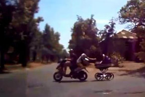 Чудаки с коляской на скутере