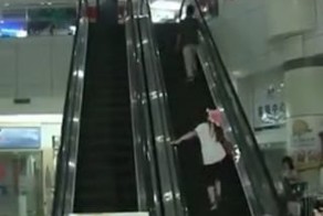 Ногу ребенка затянул эскалатор 