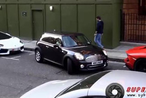 Парковка между двумя Aventador