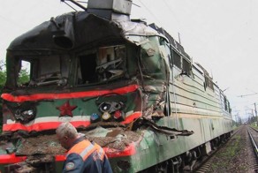 Столкновение электровоза ВЛ80С и груженого щебнем МАЗа (41 фото)