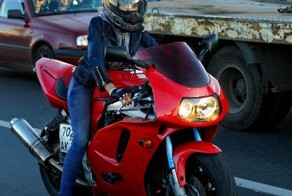 Симпатичная мотогонщица (11 фото)