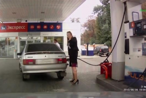 Девушка на заправке