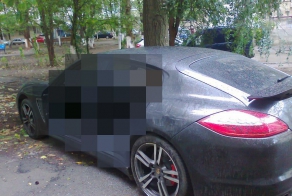 Неизвестные разобрали Porsche