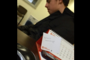 Серьезный парень в автосалоне