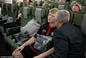 Парень 18 месяцев не мог улететь домой из-за страха перед полетами