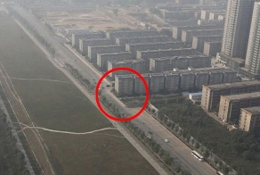 В Китае по ошибке построили многоэтажку на шоссе