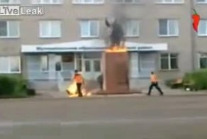 Мужчина поджег себя рядом с памятником Ленину