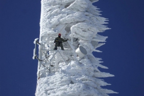 Вышка сотовой связи после шторма