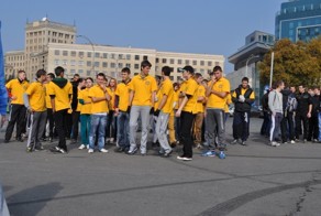 В Харькове отжималось одновременно аж 715 человек!