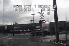 Американка, уходя от погони, дважды попала под поезд и выжила