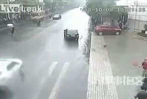 Фура упала на мотоциклиста