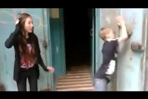 Он поцеловал дверь