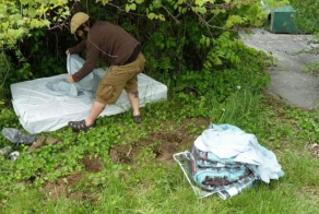 Друзья решили привести лежанки проституток в человеческий вид!!!