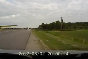 Самолет на трассе