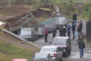 В Перми на припаркованные авто рухнула стена