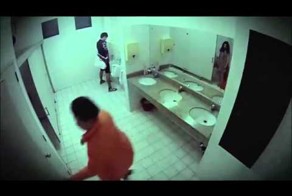 Розыгрыш в туалете
