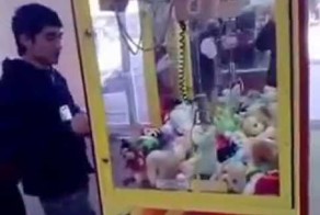 Как правильно достать игрушку из автомата?