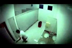 Жесткий розыгрыш в туалете