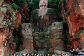 Самая большая в мире статуя Будды, вырезанная в скале