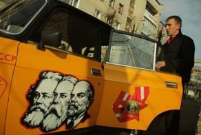 Памятник коммунизму на колесах из Белоруссии