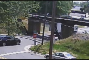 Не хило мосту достаётся...))))