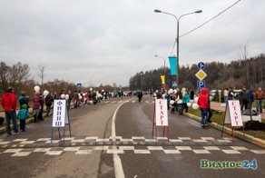 Олимпийский факел без огня и эстафета с пластмассовым флажком.