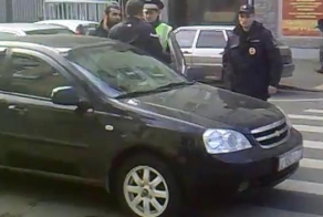 Инспектор пытается получить ВУ у нарушителя