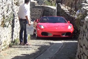 На Ferrari по узкой улочке