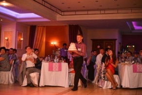 Официант и свадебный торт