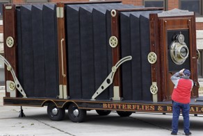 Размеры фотокамеры действительно впечатляют.